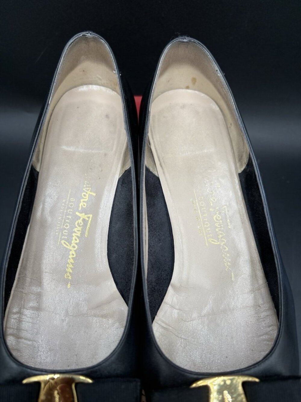 Salvatore Ferragamo Women's 8.5B Black Leather Pumps Boutique Toe Bow/ Gold Logo - Picture 7 of 12